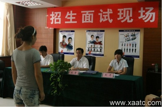 全国各地的数百名考生参观西安航空旅游学院_