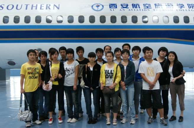 咸阳等地区考生冒雨参观西安航空旅游学院_西