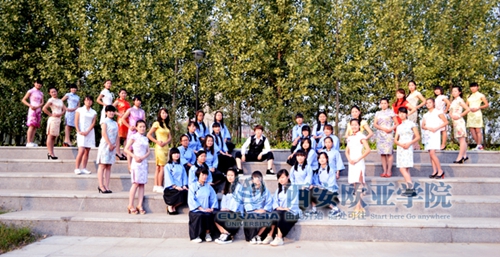 伙伴,一个都不能少班级创意照引发欧亚学生创