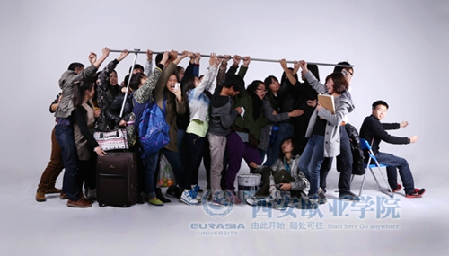 伙伴,一个都不能少班级创意照引发欧亚学生创