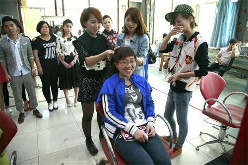 西安思源学院人物形象设计专业毕业生回访母校