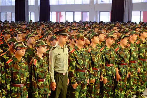 成都东软学院举行2014级新生(本科)军训动员大