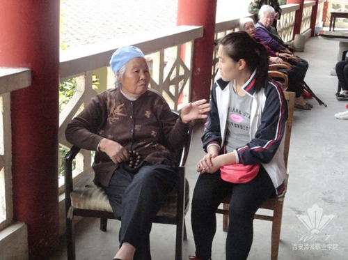 西安海棠职业学院学生干部代表前往东林敬老院献..