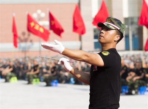 西安思源学院2015年军训歌咏比赛尽展学兵英