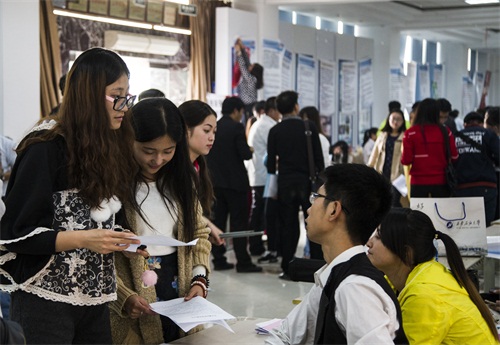 西安思源学院举办2016届毕业生大型招聘会和