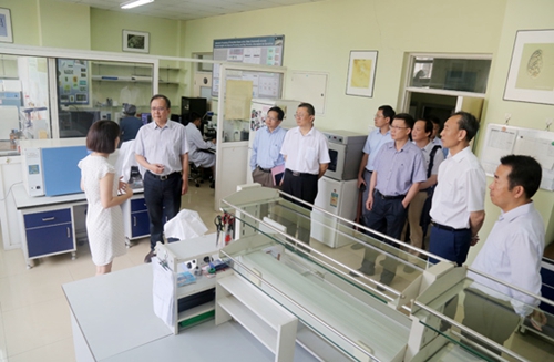 北京大学校长林建华一行来中国海洋大学考察交