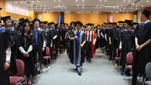 迎来第七届毕业生 八成本科生出国深造_华禹教