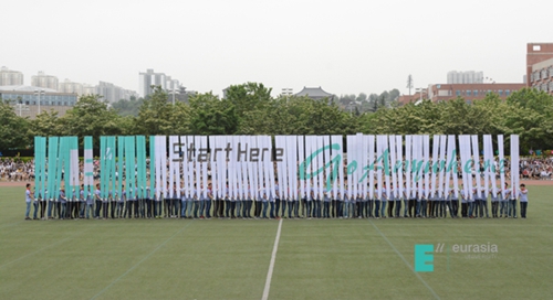 5月11日,西安欧亚学院第15届春季运动会在体育场盛大开幕.