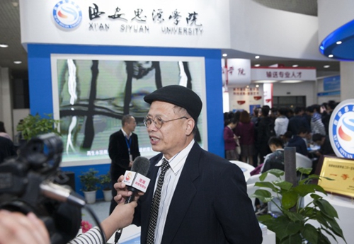 西安思源学院参展全省首届高校科技成果展受瞩目(图3)