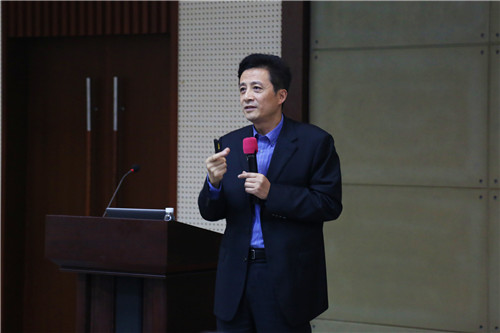 本次讲座由成都东软学院副院长刘宏担任主讲人,面向学院信管系大一