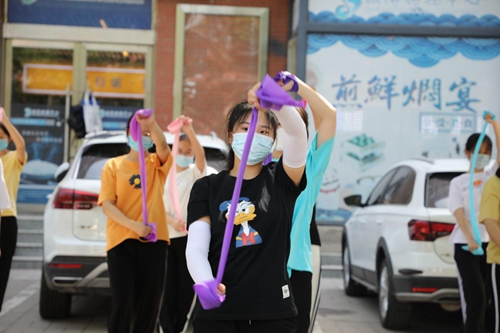 《古典身韵》课程的授课教师陈柏成正在为学生示范动作