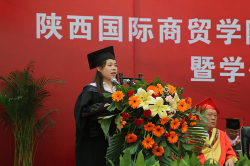 教师代表杨思嘉发言