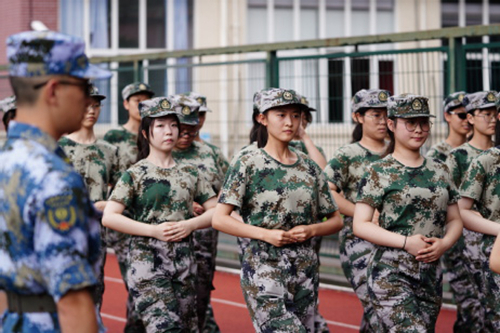 英姿飒爽,青春飞扬 | 上海理工大学中英国际学院2021级新生军训进行时(图3) 英姿飒爽,青春飞扬 | 上海理工大学中英国际学院2021级新生军训进行时(图3)