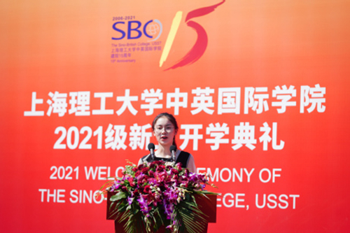 中“英”于“理”,青春由你 | 中英国际学院2021级新生开学典礼顺利举行(图4) 中“英”于“理”,青春由你 | 中英国际学院2021级新生开学典礼顺利举行(图4)