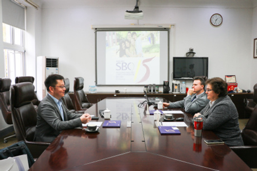 AACSB东亚区负责人徐国栋到上海理工大学中英国际学院走访交流(图1) AACSB东亚区负责人徐国栋到上海理工大学中英国际学院走访交流(图1)