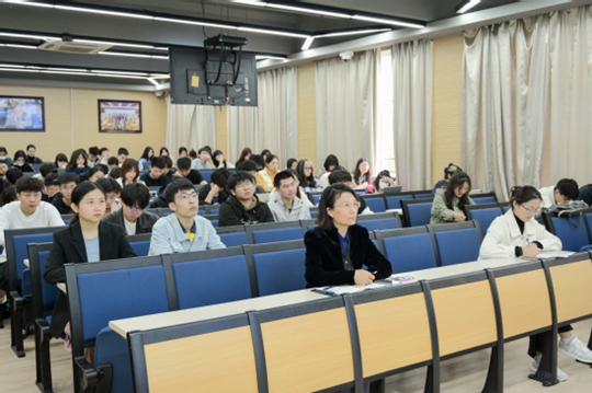 上海理工大学中英国际学院举办总体国家安全观教育专题报告会(图2) 上海理工大学中英国际学院举办总体国家安全观教育专题报告会(图2)
